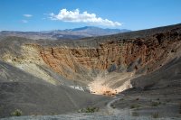 53 death valley krater in den badlands